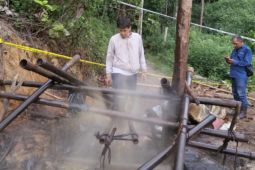 Polda Jambi lakukan upaya mitigasi risiko semburan minyak pada sumur minyak ilegal