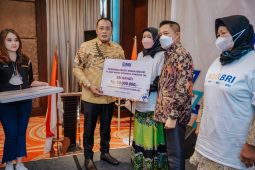 Serahkan KUR, Aulia Rachman minta anggota PKK picu perekonomian