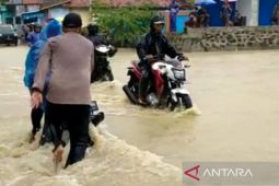BPBD Cianjur turunkan petugas dan 2 pompa untuk buka jalan yang terendam banjir