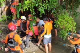 Tim SAR gabungan evakuasi jasad mahasiswa yang terseret banjir di Denpasar