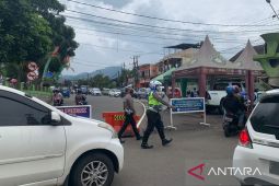 Polres Cianjur tutup jalur menuju Puncak guna antisipasi macet total