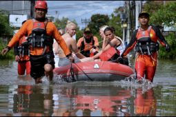 Tim gabungan evakuasi wisman terjebak banjir