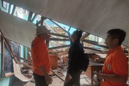 Atap SDN Gelang 7 Jember ambruk
