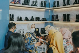 Pemkab Karawang komitmen tingkatkan penggunaan produk lokal