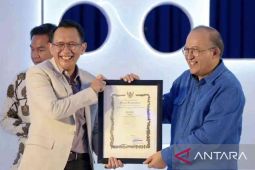 Bupati Bekasi Dani Ramdan raih penghargaan Tokoh Literasi Digital 2022