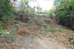 Longsoran tanah tutup bagian jalan antar-kecamatan di Trenggalek