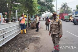 Satpol PP tertibkan 60 lapak PKL di sekitar Pasar Cibinong
