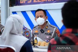 Polres Garut edukasi para pelanggar lalu lintas sambil diajak minum kopi