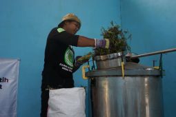 PT Pupuk Kujang latih warga sekitar perusahaan membuat minyak kayu putih