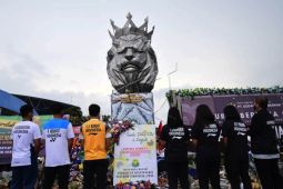 Sejumlah atlet bulu tangkis tabur bunga di Stadion Kanjuruhan Malang