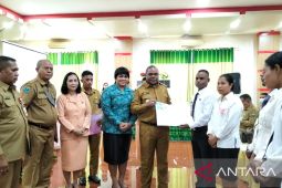 Puluhan pasutri di Manokwari terima akta perkawinan