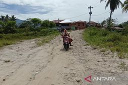 Warga Tanjung Mompang keluhkan infrastruktur jalan