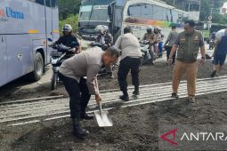 Polisi perbaiki jalan di perlintasan sebidang di area dekat Stasiun Cikarang