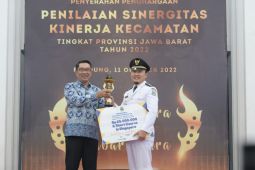 Camat terbaik di Jawa Barat dapat kesempatan belajar di Singapura