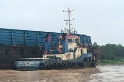 Kapal ponton menabrak rumah warga di pinggir Sungai Batang Hari