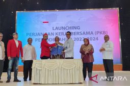 Setelah menanti 10 tahun, manajemen dan serikat pekerja PLN akhirnya teken perjanjian kerja bersama
