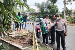 Petugas gabungan cari mahasiswi IPB terperosok di drainase