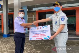 Jasa Raharja gelorakan kebersihan lingkungan dengan pembagian tong sampah