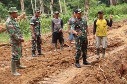 Satgas TMMD bersama warga mulai bangun badan jalan