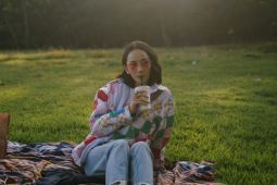 Fesyen masuki musim hujan ala Leona Agustine