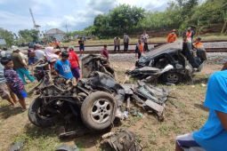 Polisi Nganjuk tangani kecelakaan mobil vs kereta akibatkan dua tewas