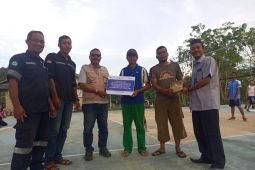 Sukseskan Kejuaraan Voli "Gurbernur Cup Open" di Desa Belo Laut, PT Timah serahkan bantuan perlombaan
