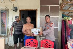 Polresta Mamuju salurkan bansos di posko pengungsian korban banjir Kalukku