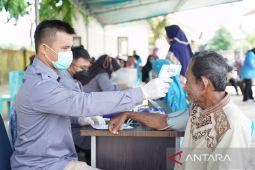 Ratusan warga Desa Permis Bangka Selatan serbu mobil sehat PT Timah Tbk
