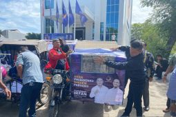Pemuda NasDem bagikan tenda bergambar Anies Baswedan ke abang becak