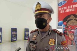 Anggota Polres Cirebon siaga di jalan rawan banjir dan pohon tumbang