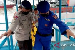 Polisi evakuasi jasad pria mengapung di Sungai Musi