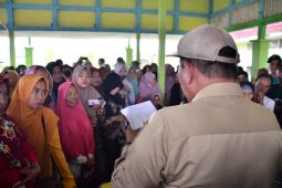 Bupati bagikan 600 paket sembako di Pulau Maya