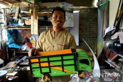 Warga Deli Serdang manfaatkan limbah kayu jadi miniatur alat transportasi