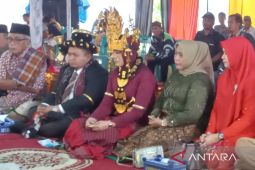 Bupati Dolly dianugerahi gelar "Tuongku Parlindungan Hatabosi" oleh masyarakat adat Tapsel