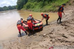 Basarnas cari sopir mobil sawit yang tenggelam di sungai