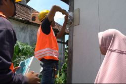 Sebanyak 5.740 warga di tiga daerah Jatim terima bantuan listrik gratis