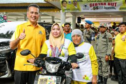 Pedagang singkong ini menangis dapat hadiah sepeda motor di HUT Golkar