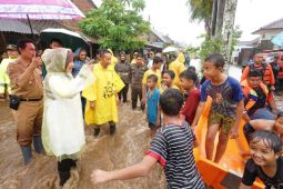 Bupati Ipuk tinjau rumah warga Banyuwangi terdampak banjir