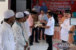 Pemkab Maluku Tengah salurkan bansos untuk warga Pulau Haruku