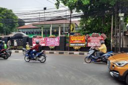 Karangan bunga untuk Bharada E hiasi PN Jaksel