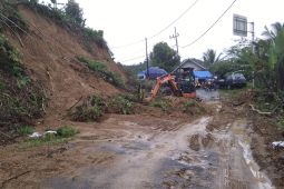 Tanah longsor putus akses sejumlah desa di Malang