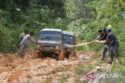Anggota DPRD Kalsel datangi masyarakat di perbatasan Kalteng