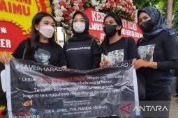 Kasus Sambo - Komunitas pendukung Bharada  E hadiri sidang perdana di PN Jaksel