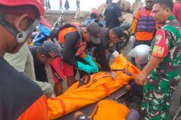 Tim SAR gabungan evakuasi jasad siswa korban banjir di Jembrana