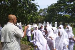 Implementasi kurikulum merdeka, puluhan siswa belajar di kuburan Belanda