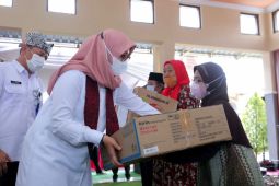 Festival "Kanggo Riko" Banyuwangi bagikan alat usaha kepada ribuan warga