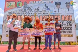 Sekda Morut serahkan trophy pemenang lomba perahu katinting