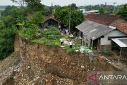 Pemkab Bekasi evakuasi warga cegah potensi dampak longsor Sungai Cipamingkis