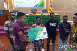 Pemerintah Manokwari serahkan kartu ketenagakerjaan 9.455 pekerja informal