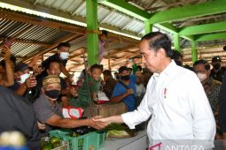 Presiden Jokowi bagikan bansos di Pasar Muntok Bangka Barat